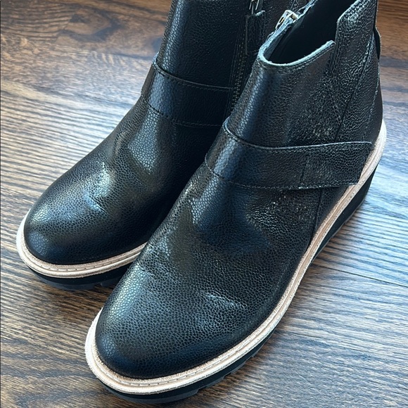 New Eileen Fisher Black Ankle Boots with Velcro Strap - Picture 4 of 5